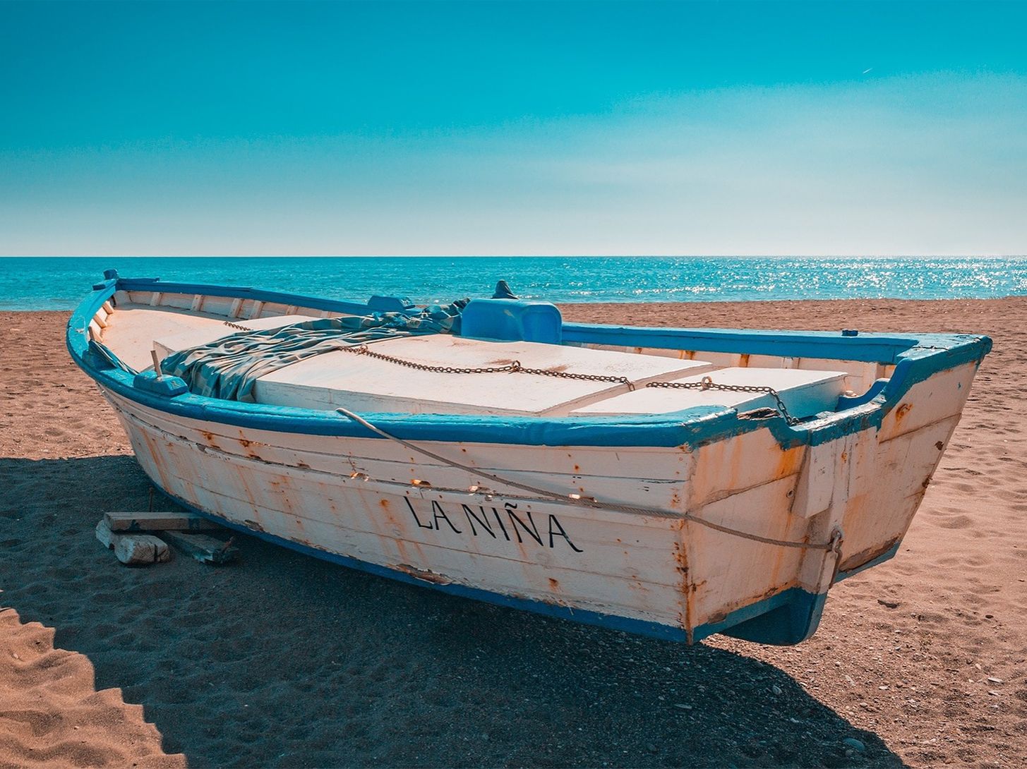 Boot op het strand in Andalusië